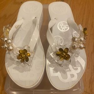 BCBG Flip Flops - Size 8